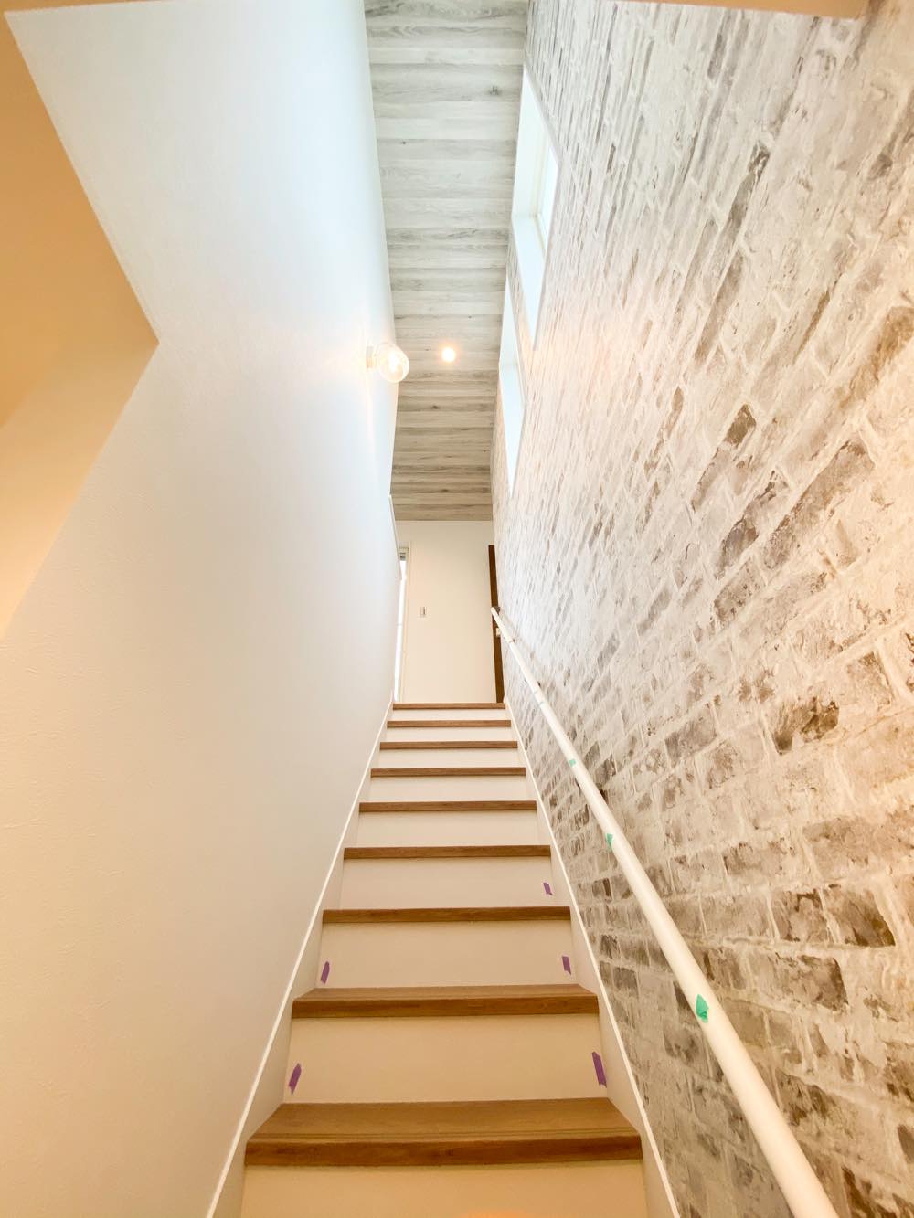 ルミナージュ岸和田第３段モデルハウス 2階窓から光が入る設計で明るい階段